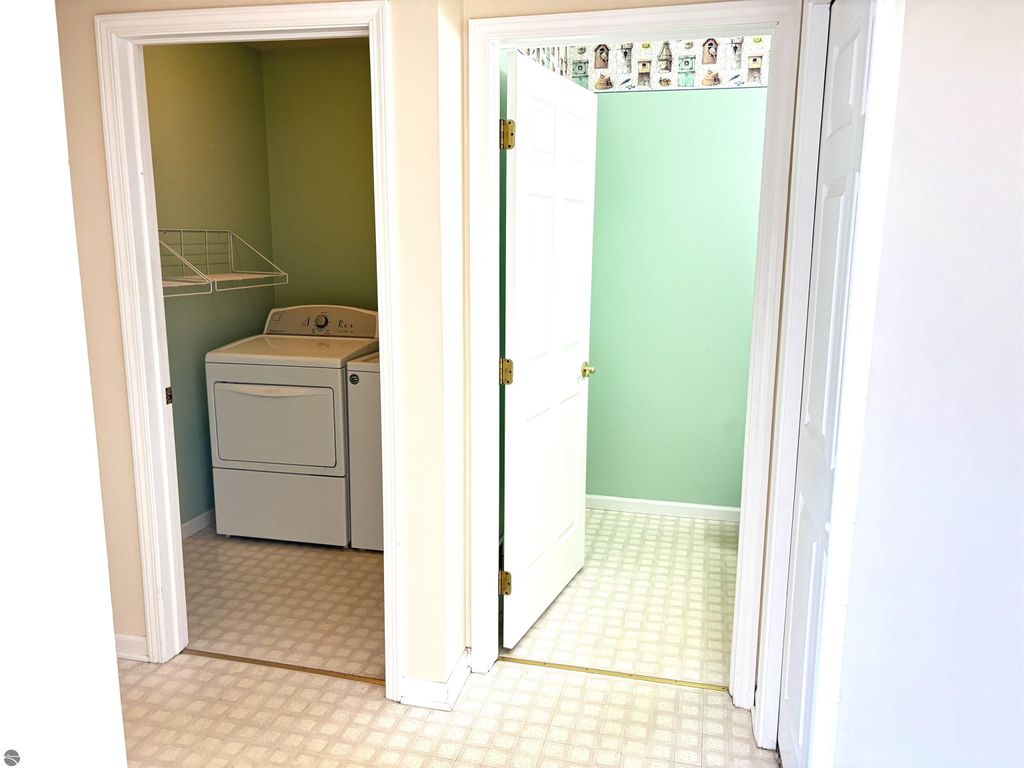 Image 8 of property listing at 1517 E Gaylord Street # B, Mt Pleasant, MI 48858