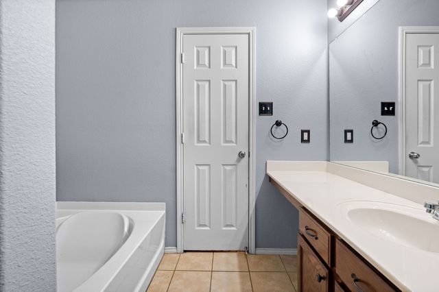 412 Sandy Creek Drive, Fort Worth, TX 76131