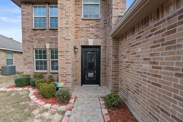412 Sandy Creek Drive, Fort Worth, TX 76131