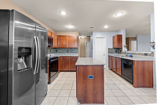 412 Sandy Creek Drive, Fort Worth, TX 76131