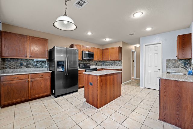 412 Sandy Creek Drive, Fort Worth, TX 76131