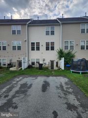 92 DAVIS ST, Charles Town, WV 25414