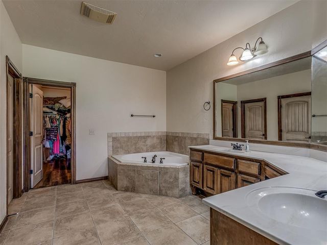 935 Silver Chase Drive, Choctaw, OK 73020