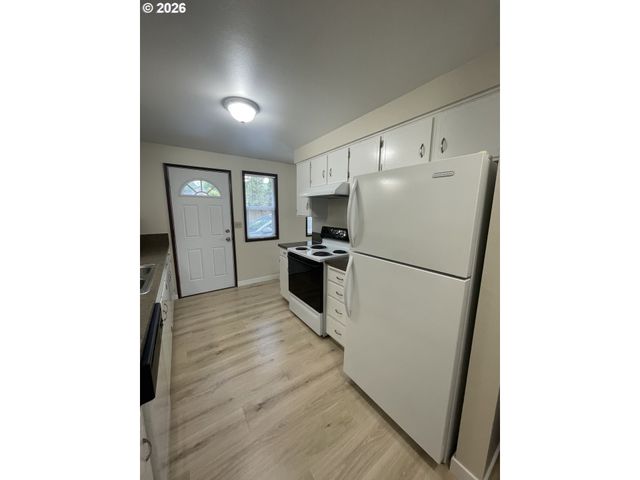 605 S CENTER St, Newberg, OR 97132