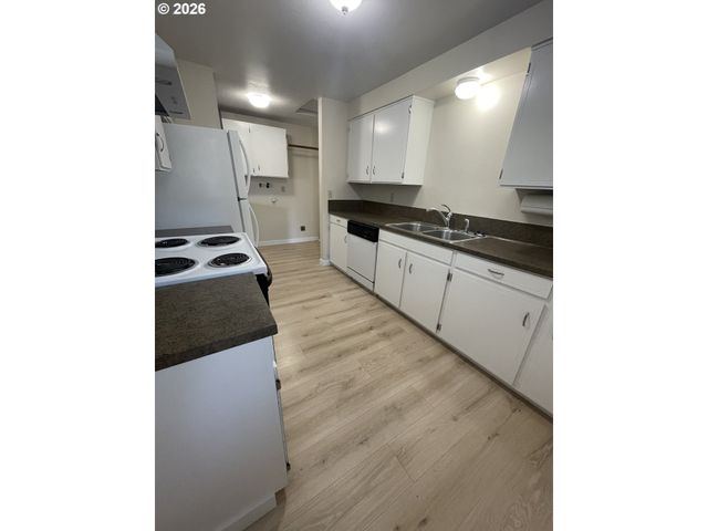 605 S CENTER St, Newberg, OR 97132