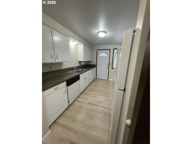 605 S CENTER St, Newberg, OR 97132