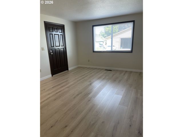605 S CENTER St, Newberg, OR 97132