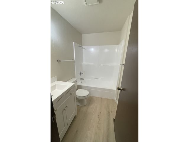 605 S CENTER St, Newberg, OR 97132