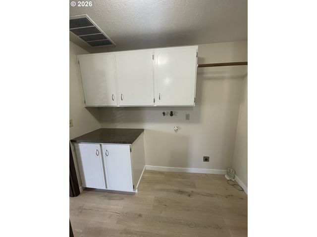 605 S CENTER St, Newberg, OR 97132