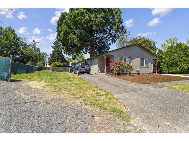 605 S CENTER St, Newberg, OR 97132