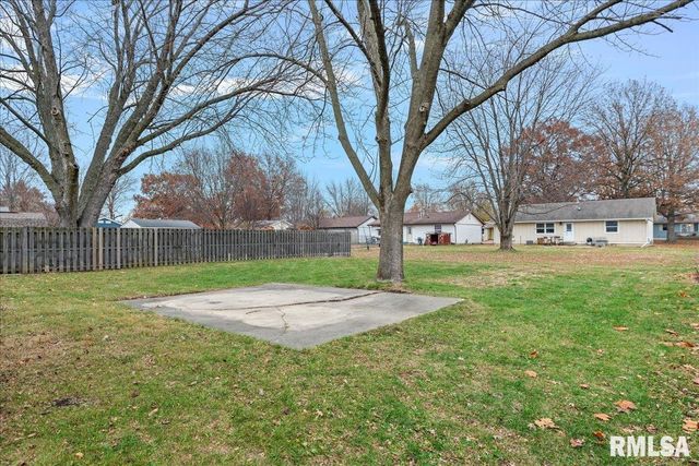 25 ELM TREE Court, Taylorville, IL 62568