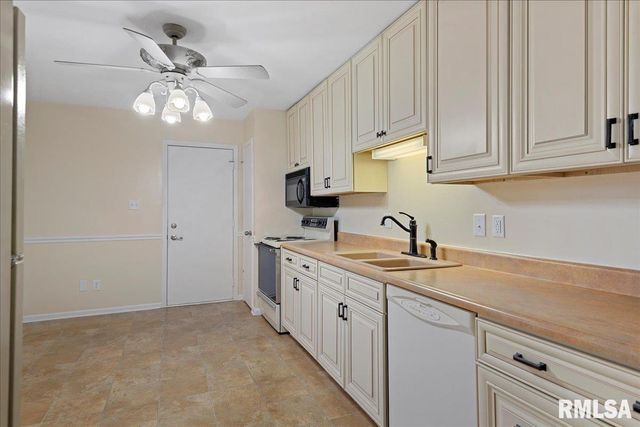 25 ELM TREE Court, Taylorville, IL 62568