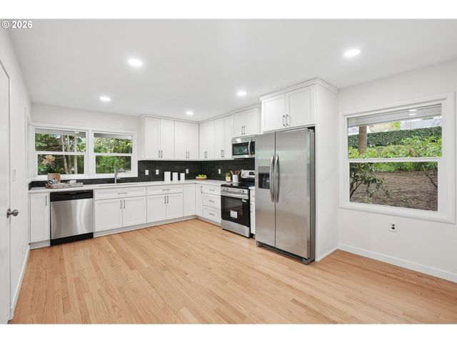 7250 Sw CANYON Rd, Portland, OR 97225