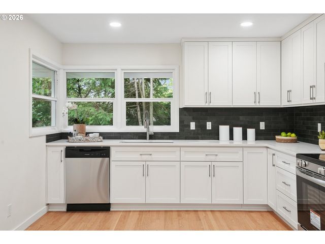 7250 Sw CANYON Rd, Portland, OR 97225