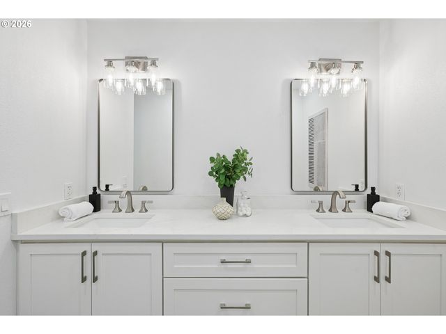 7250 Sw CANYON Rd, Portland, OR 97225