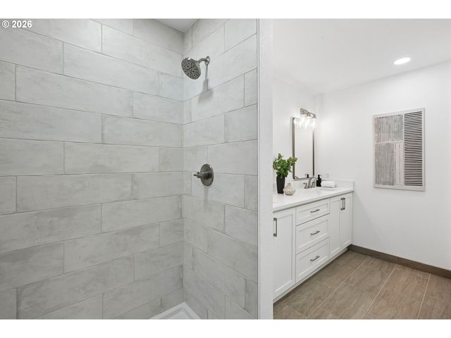 7250 Sw CANYON Rd, Portland, OR 97225