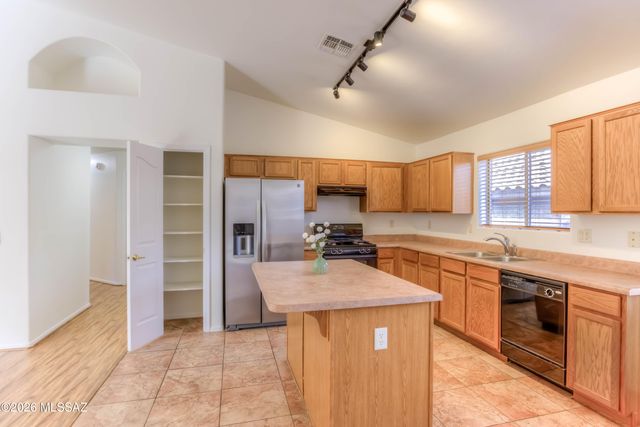 10923 S Lake Gambusi Drive, Vail, AZ 85641