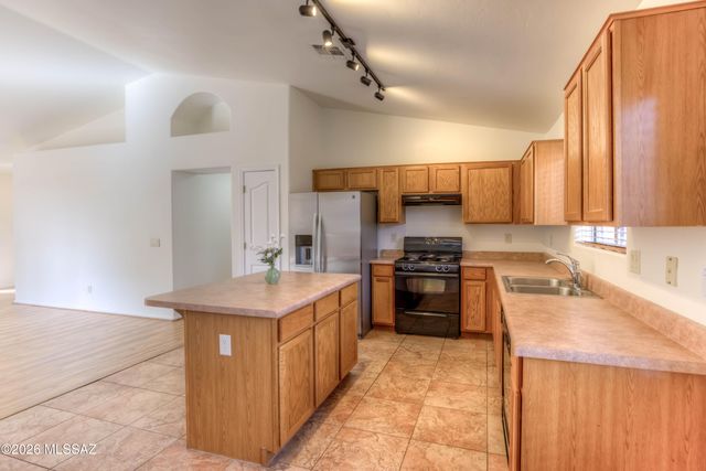 10923 S Lake Gambusi Drive, Vail, AZ 85641