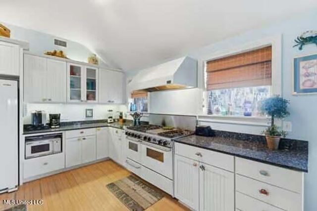 8304 Belle Fontaine Drive, Ocean Springs, MS 39564