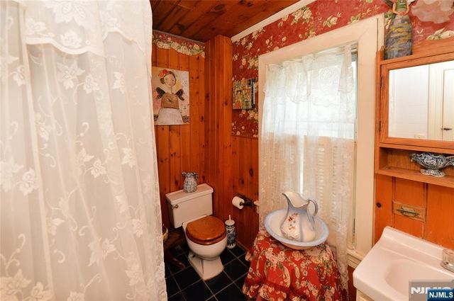 10 Ackerman Avenue, Emerson, NJ 07630