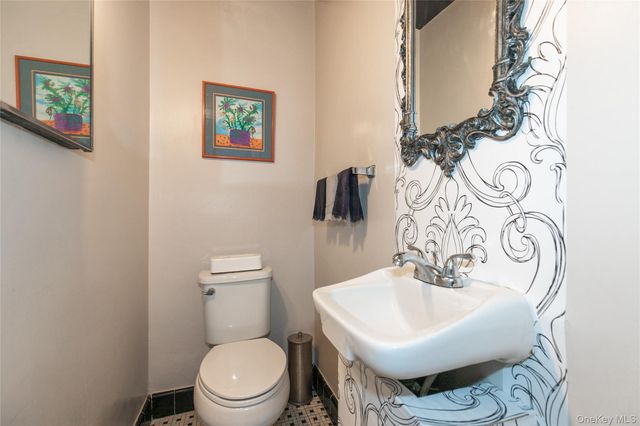 8 Plymouth Road, Great Neck, NY 11023