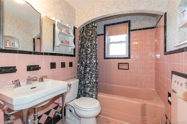 8 Plymouth Road, Great Neck, NY 11023