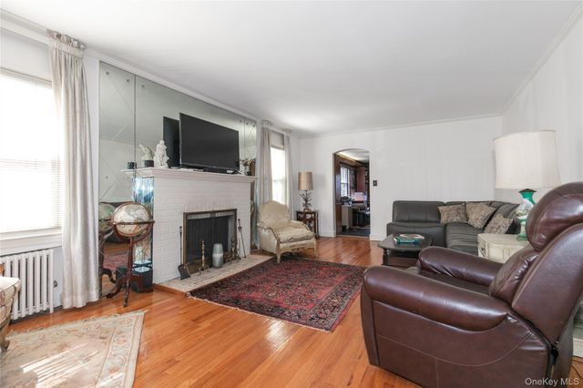 8 Plymouth Road, Great Neck, NY 11023