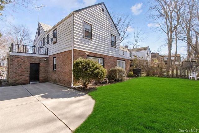 8 Plymouth Road, Great Neck, NY 11023