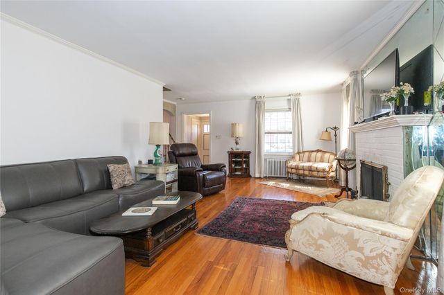 8 Plymouth Road, Great Neck, NY 11023