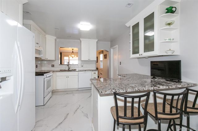 8 Plymouth Road, Great Neck, NY 11023