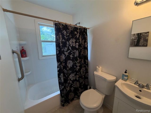 2065 Brady Avenue, Burton, MI 48529