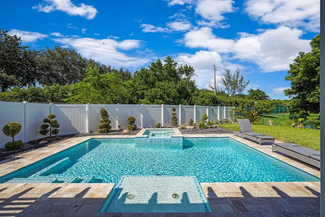 911 SW 87th Avenue, Pembroke Pines, FL 33025