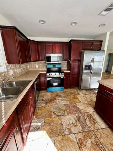 5142 37th Street, Dickinson, TX 77539