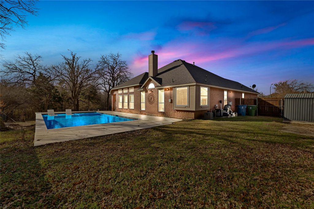 403 Lochwood Circle, Lake Dallas, TX 75065
