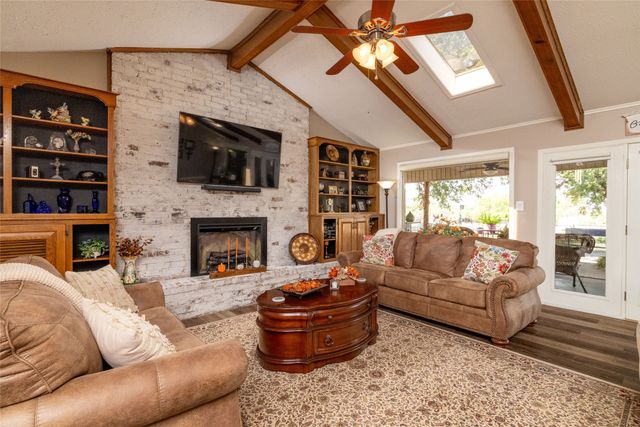304 Lakeview Drive, Runaway Bay, TX 76426