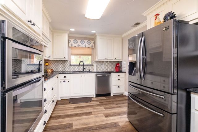 304 Lakeview Drive, Runaway Bay, TX 76426