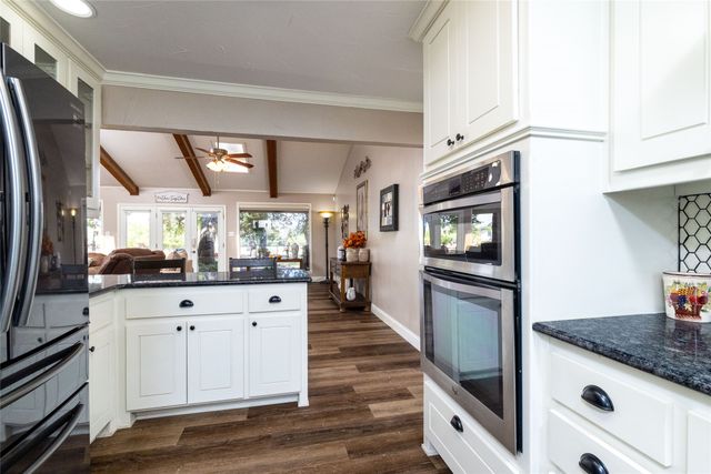 304 Lakeview Drive, Runaway Bay, TX 76426