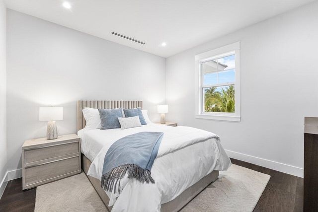 11823 Lake Shore Place, North Palm Beach, FL 33408