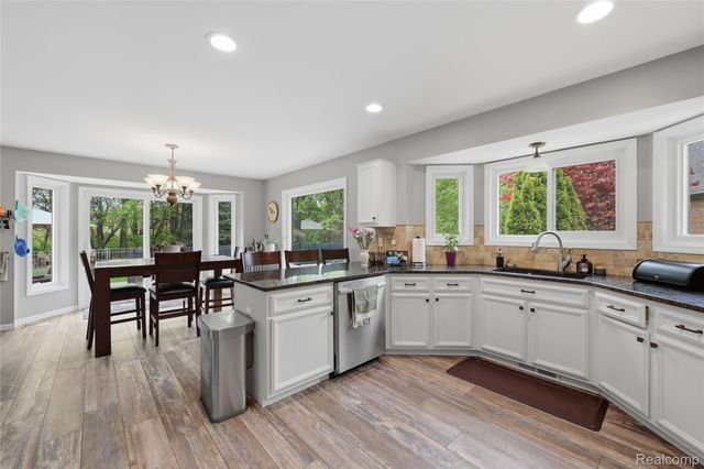 49371 Deerfield Park, Macomb Township, MI 48044