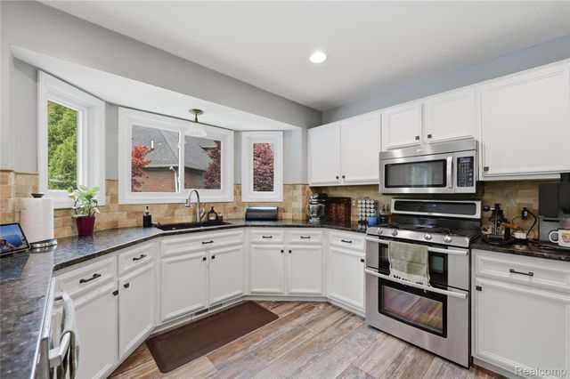 49371 Deerfield Park, Macomb Township, MI 48044