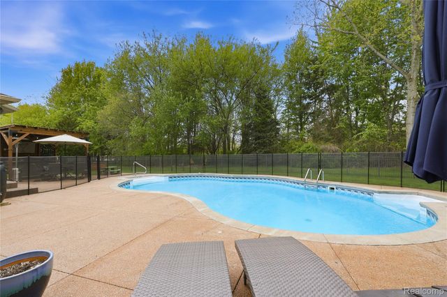 49371 Deerfield Park, Macomb Township, MI 48044