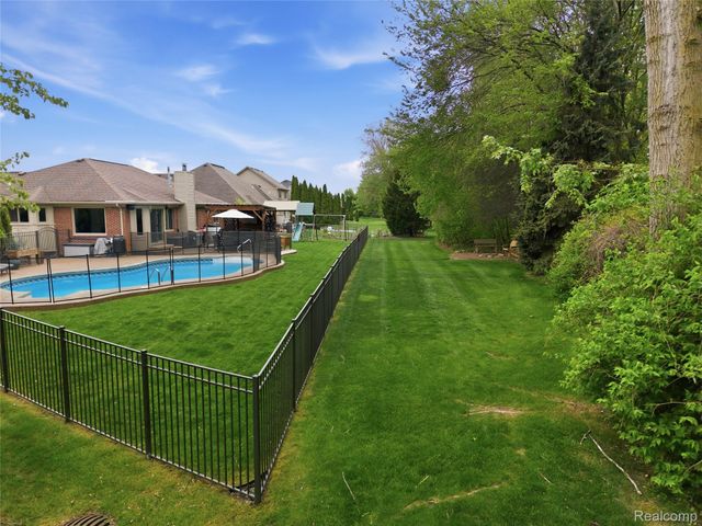 49371 Deerfield Park, Macomb Township, MI 48044