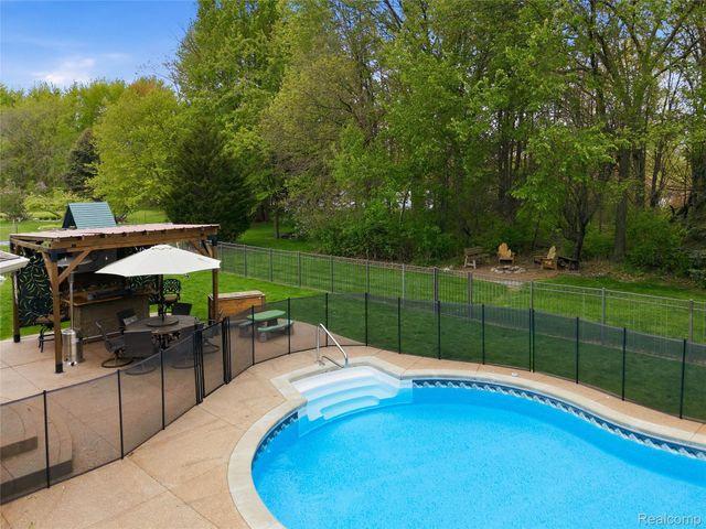 49371 Deerfield Park, Macomb Township, MI 48044