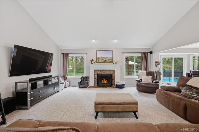 49371 Deerfield Park, Macomb Township, MI 48044