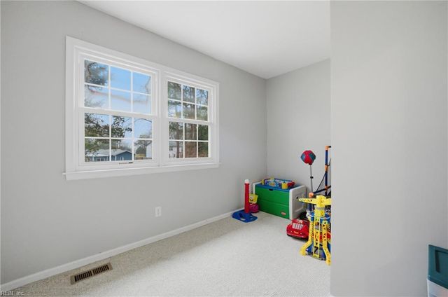 111 Captains LN, Newport News, VA 23602