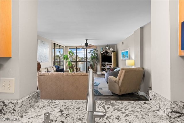 10420 Gulf Shore DR 121, Naples, FL 34108