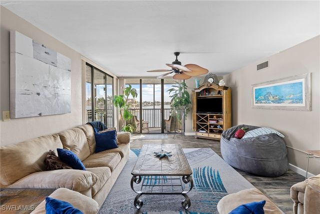 10420 Gulf Shore DR 121, Naples, FL 34108