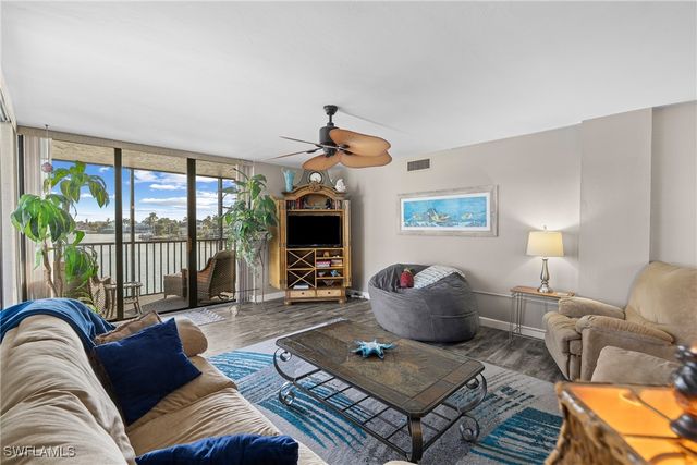 10420 Gulf Shore DR 121, Naples, FL 34108