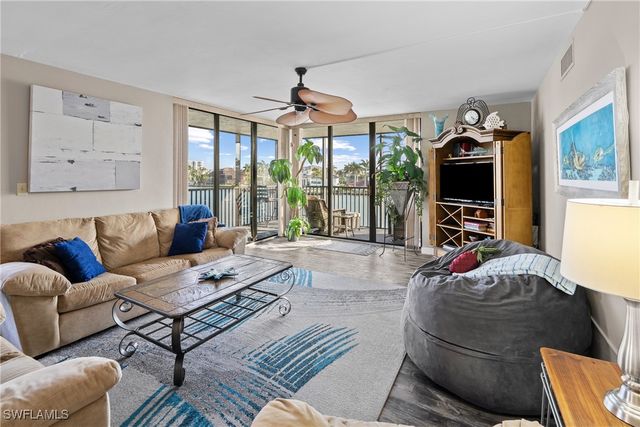 10420 Gulf Shore DR 121, Naples, FL 34108