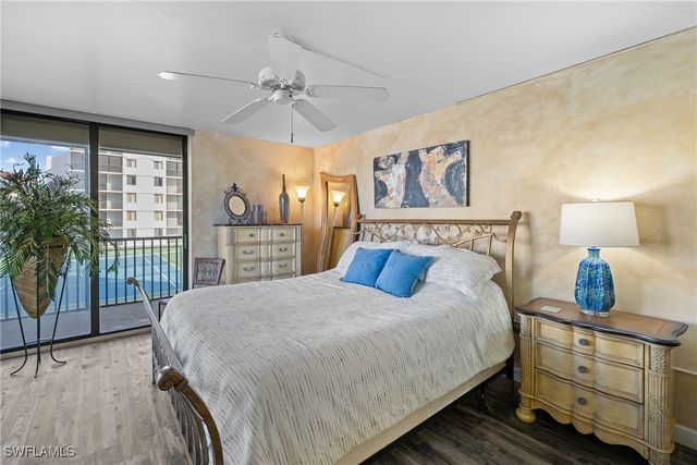 10420 Gulf Shore DR 121, Naples, FL 34108